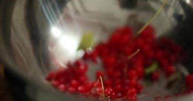 Restorandaki mutfak masasındaki kasede kırmızı viburnum meyveleri şefin enfes yemeklerini süslemeye hazır..