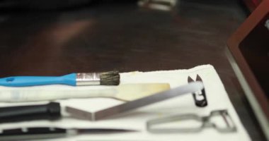 Mutfak eşyaları, personel. Mutfak aletleri masanın üstünde ve kullanıma hazır..