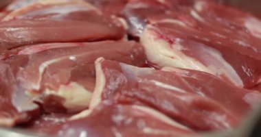 Pişirmeden önce mutfaktaki kasede taze, çiğ et parçaları..