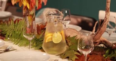 Sonbahar temasında sonbahar tarzında servis edilen, masada limonata ile bir sürahi..