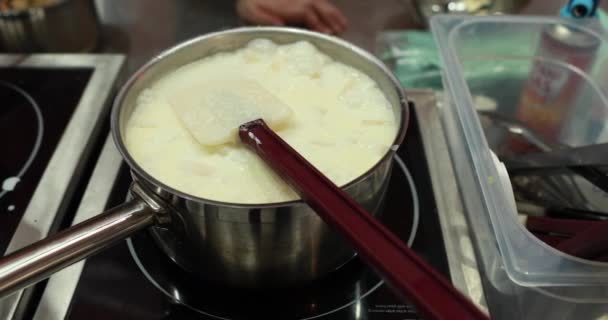 Pan Waarin Witte Saus Wordt Bereid Eten Koken Een Professionele — Stockvideo