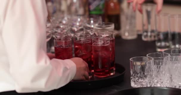Δίσκος Πολλά Ποτήρια Και Ποτά Κόκκινα Ποτά Παραδίδονται Από Σερβιτόρο — Αρχείο Βίντεο