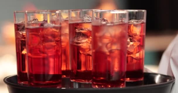 Una Bandeja Con Muchos Vasos Con Bebidas Bebidas Rojas Son — Vídeo de stock