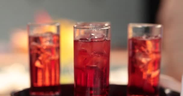 Een Dienblad Met Veel Glazen Met Drankjes Rode Drankjes Worden — Stockvideo