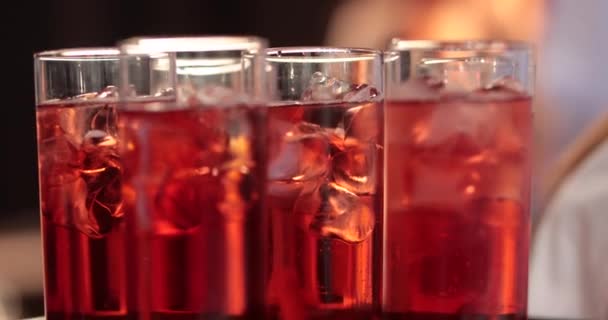 一个装有许多杯子和饮料的盘子 红葡萄酒是由侍者送来的 — 图库视频影像