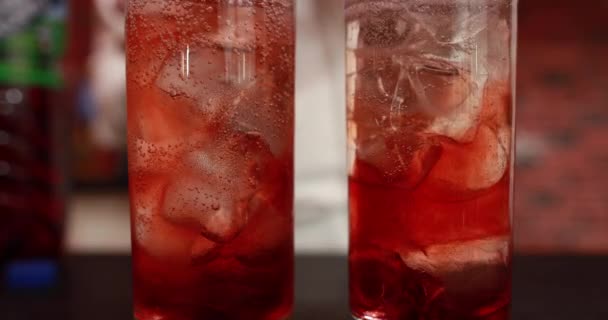 Een Dienblad Met Veel Glazen Met Drankjes Rode Drankjes Worden — Stockvideo