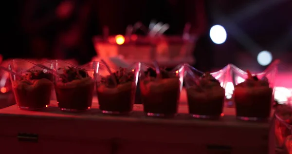 カップのデザート パーティーの真ん中のデザートとメガネの列 イブニングコンセプト — ストック写真