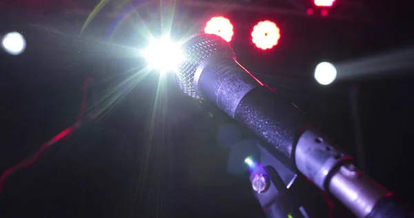 Nahaufnahme Eines Professionellen Stimmdrahtmikrofons Auf Einem Mikrofonständer Auf Der Bühne Stockfoto