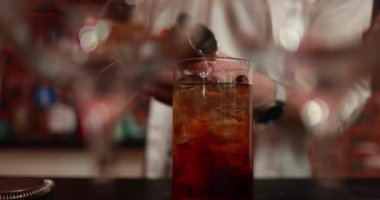 Barmen tarafından hazırlanan kokteyl bardaklarının yakın çekimi. Barmenin hazırladığı kokteyller. Barda kokteyl hazırlıyorum..