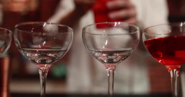 Barmen Tarafından Hazırlanan Kokteyl Bardaklarının Yakın Çekimi Barmenin Hazırladığı Kokteyller — Stok video