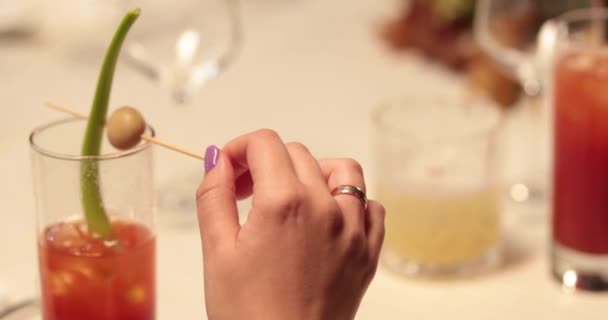 Kobieta Pijąca Koktajl Dłoń Kobiety Trzyma Oliwkę Koktajlu Który Zaraz — Wideo stockowe