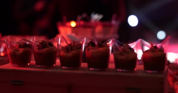 Desserter Koppar Ett Glas Med Efterrätt Mitten Fest Kvällskoncept — Stockvideo