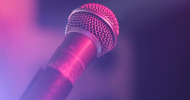 Primer Plano Micrófono Cable Vocal Profesional Soporte Micrófono Escenario — Vídeos de Stock