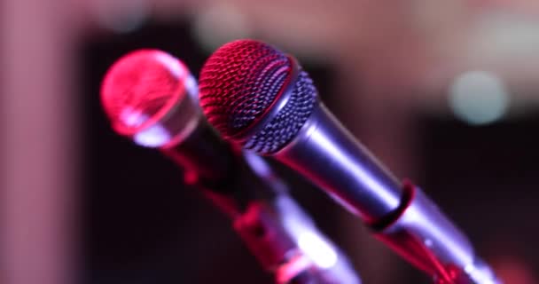 Primo Piano Microfono Vocale Professionale Supporto Microfono Sul Palco — Video Stock