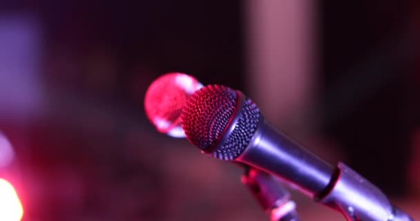 Nahaufnahme Eines Professionellen Stimmdrahtmikrofons Auf Einem Mikrofonständer Auf Der Bühne — Stockvideo