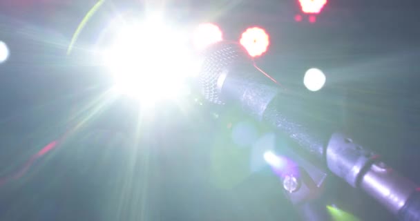 Primer Plano Micrófono Cable Vocal Profesional Soporte Micrófono Escenario — Vídeo de stock