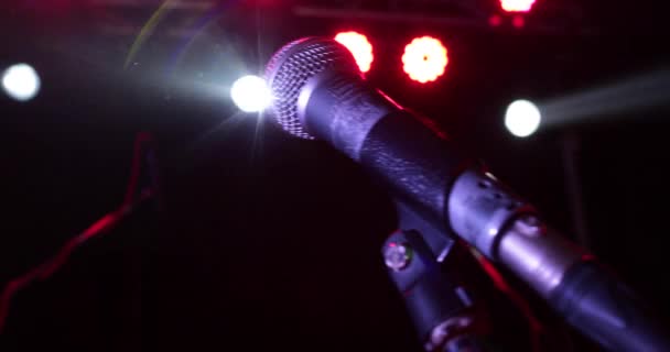Primer Plano Micrófono Cable Vocal Profesional Soporte Micrófono Escenario — Vídeos de Stock