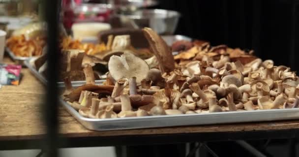 버섯의 버섯은 유명한 레스토랑의 부엌에서 냄비에서 요리됩니다 건강하고 — 비디오