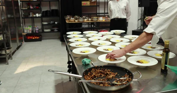 Platos Comida Que Exponen Cocina Del Restaurante Antes Ser Servidos —  Fotos de Stock