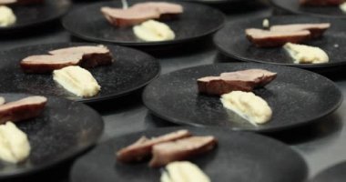 Restoranın mutfağında konuklara servis edilmeden önce servis edilen tabaklar. Masada servis edilmeden önce birçok tabak yemek..