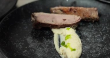 Konuklara servis edilmeden önce restoranın mutfağında servis edilen bir tabak. Servis öncesi yemek hazırlama.