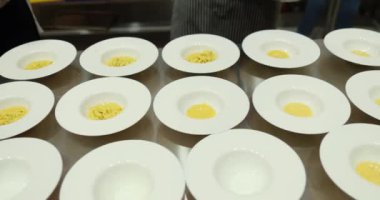 Restoranın mutfağında konuklara servis edilmeden önce servis edilen tabaklar. Masada servis edilmeden önce birçok tabak yemek..