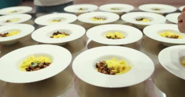 Restoranın mutfağında konuklara servis edilmeden önce servis edilen tabaklar. Masada servis edilmeden önce birçok tabak yemek..