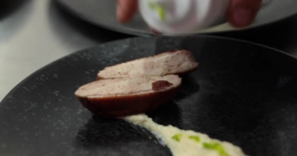Ein Teller Mit Speisen Der Der Restaurantküche Ausgelegt Wird Bevor — Stockvideo