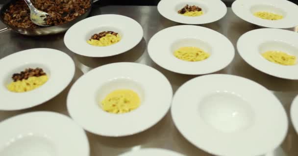 レストランのキッチンに置かれた料理のプレートは ゲストに提供される前に テーブルに置かれる前に食糧の多くの版 — ストック動画