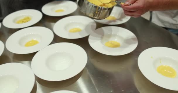 Πιάτα Φαγητού Που Απλώνονται Στην Κουζίνα Του Εστιατορίου Πριν Σερβιριστούν — Αρχείο Βίντεο