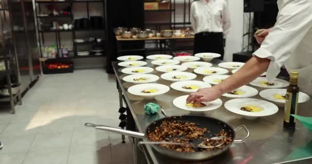 Тарелки Едой Которые Выкладываются Кухне Ресторана Перед Подачей Гостям Много — стоковое видео