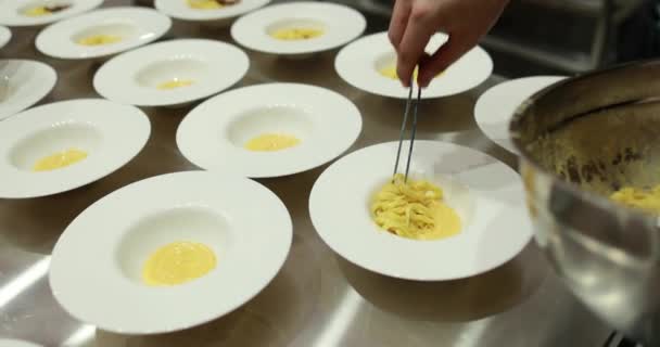 Platos Comida Que Exponen Cocina Del Restaurante Antes Ser Servidos — Vídeo de stock