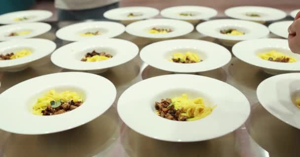 Platos Comida Que Exponen Cocina Del Restaurante Antes Ser Servidos — Vídeos de Stock