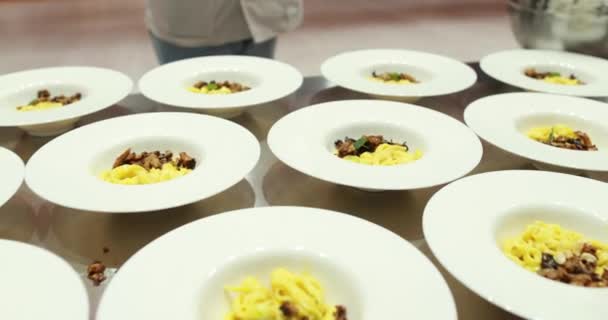 在提供给客人之前 放在餐厅厨房里的一盘食物 在上桌前吃了许多盘子 — 图库视频影像