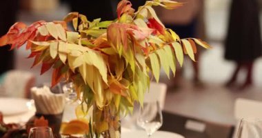 Sonbahar tarzında yakın plan bir masa çekimi. Misafirler için sonbahar temalı büyük bir masa dekorasyonu.