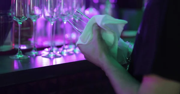 Profesjonalny Męski Barman Nalewający Mieszankę Niebieskiego Drinka Koktajlowego Shakera Koktajlowego — Zdjęcie stockowe