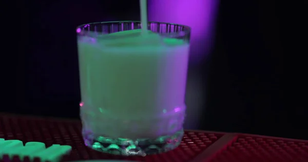 Profissional Bartender Derramando Bebida Licor Azul Misturado Coquetel Coquetel Vidro — Fotografia de Stock