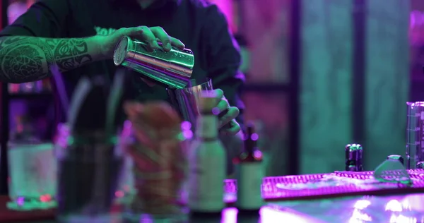 Profesjonalny Męski Barman Nalewający Mieszankę Niebieskiego Drinka Koktajlowego Shakera Koktajlowego — Zdjęcie stockowe