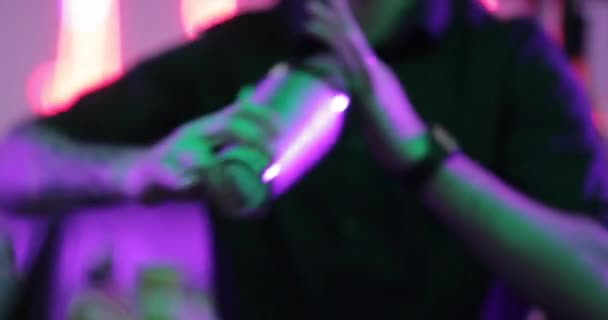 Cantinero Profesional Masculino Que Vierte Licor Azul Mezclado Bebida Cóctel — Vídeos de Stock