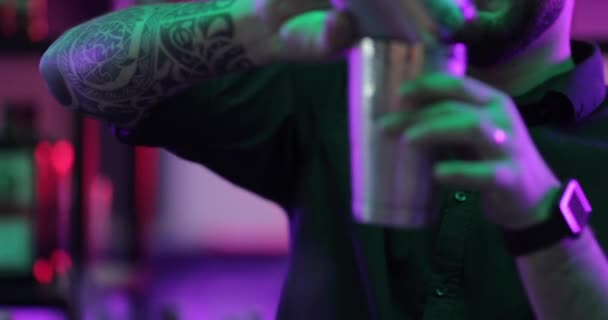 Professionelle Männliche Barkeeper Gießt Gemixten Blauen Likör Cocktail Drink Aus — Stockvideo