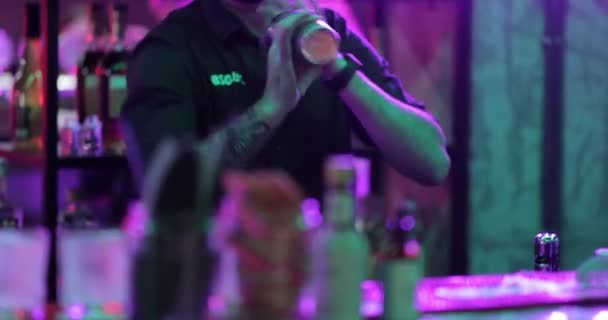 Professionell Manlig Bartender Häller Blandad Blå Sprit Cocktail Dryck Från — Stockvideo