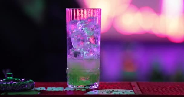 Professionelle Männliche Barkeeper Gießt Gemixten Blauen Likör Cocktail Drink Aus — Stockvideo