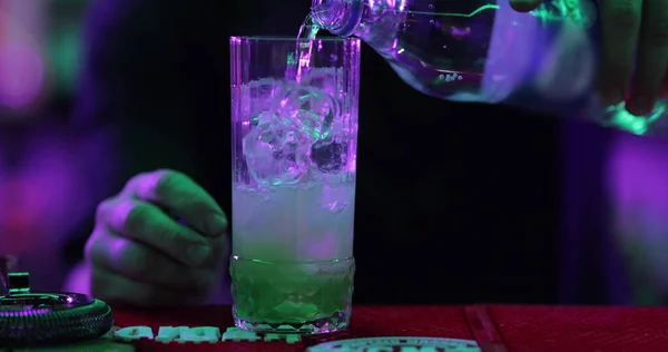 Professionelle Männliche Barkeeper Gießt Gemixten Blauen Likör Cocktail Drink Aus — Stockfoto