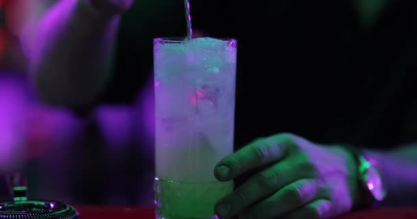 Professional Barista Maschile Versando Cocktail Cocktail Liquori Blu Misti Shaker — Video Stock