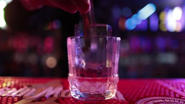 Professional Samec Barman Nalévání Míchaný Modrý Likér Koktejl Nápoj Koktejlu — Stock video