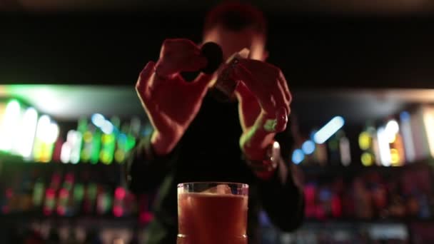 Profissional Bartender Derramando Bebida Licor Azul Misturado Coquetel Coquetel Vidro — Vídeo de Stock
