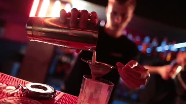 Professional Barista Maschile Versando Cocktail Cocktail Liquori Blu Misti Shaker — Video Stock