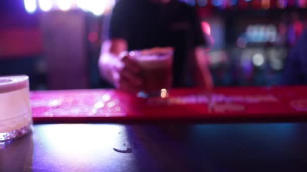 Profesjonalny Męski Barman Nalewający Mieszankę Niebieskiego Drinka Koktajlowego Shakera Koktajlowego — Wideo stockowe