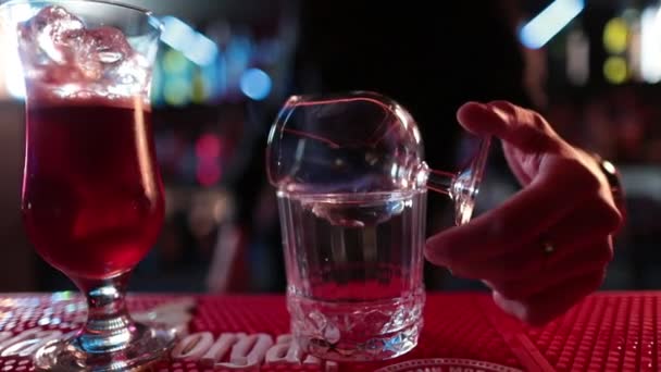Cantinero Profesional Masculino Que Vierte Licor Azul Mezclado Bebida Cóctel — Vídeos de Stock