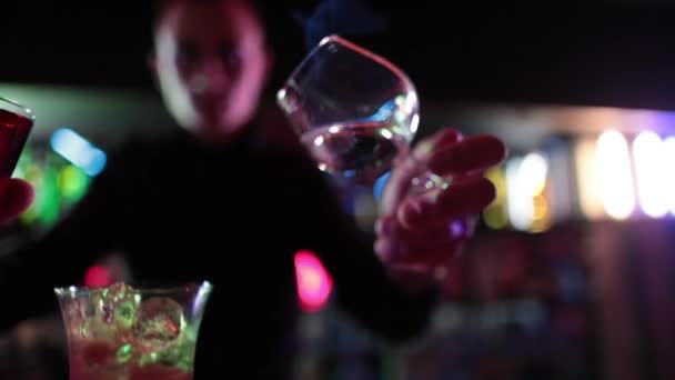 Professionell Manlig Bartender Häller Blandad Blå Sprit Cocktail Dryck Från — Stockvideo